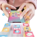 Mulher com o celular nas redes sociais.