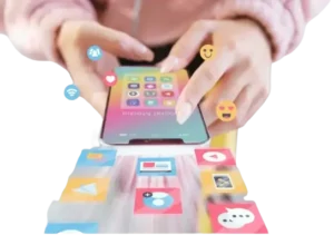 Mulher com o celular nas redes sociais.